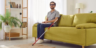 Nevidomý muž na pohovce