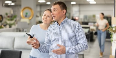 Muž a žena v obchodu s nábytkem