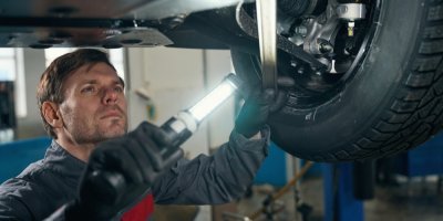 Technik kontroluje stav automobilu