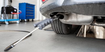 Měření emisí sondou ve výfuku auta