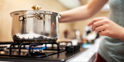Ohřívání polévky v hrnci na sporáku
