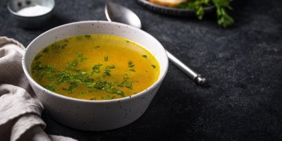 Miska kuřecího vývaru s petrželkou