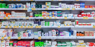 Léky v regálu lékárny