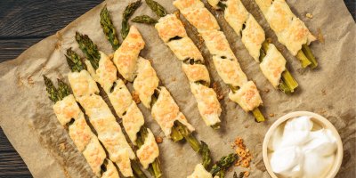 Chřest v listovém těstu na plechu s dipem