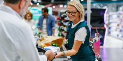 Paní pokladní v supermarketu