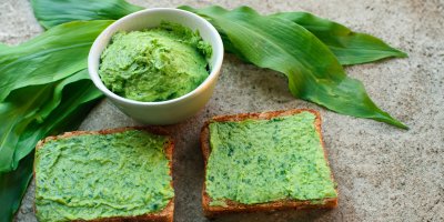 Máslo z medvědího česneku v misce a na toastu