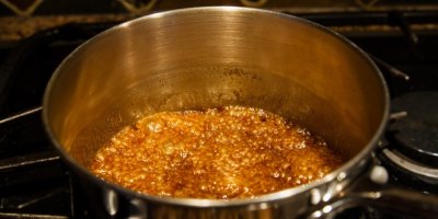 Příprava domácího karamelu v kastrolu