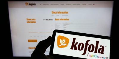 Nápis Kofola před monitorem se stránkou Kofola