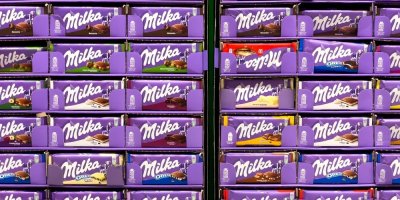Různé druhy čokolády Milka v supermarketu