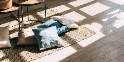 Koberec a na něm polštářky