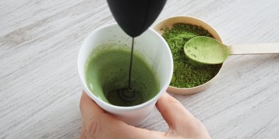 Mixování zeleného prášku