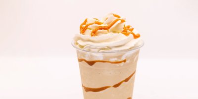 Nápoj se šlehačkou a karamelem