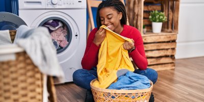 Žena přičichává k vypranému prádlu