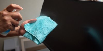 Čištění televize pomocí hadříku a spreje