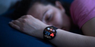 Žena spí s chytrými hodinkami