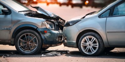 Srážka dvou osobních automobilů