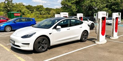 Elektromobil na nabíjecí stanici Tesla