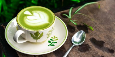 Matcha latté v hrníčku s podšálkem