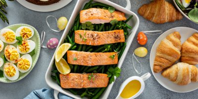 Losos na fazolkách, okolo vejce a croissanty