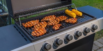 Příprava masa a kukuřice na plynovém grilu