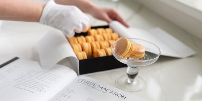 Vkládání makronek do krabičky