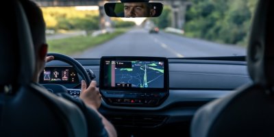 Muž řídí auto podle navigace