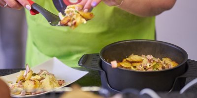 Zapečené brambory s vejcem a uzeným masem