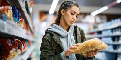 Žena kupuje luštěniny