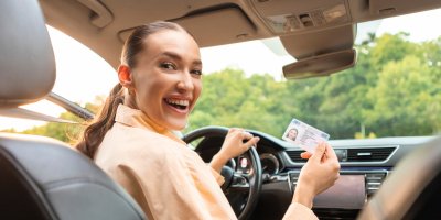 5idička drží v ruce řidičský průkaz