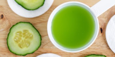 Plátky okurek a okurková šťáva v mističce