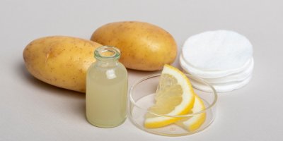 Brambory, vatové tamponky, plátky citronu a citronová šťáva