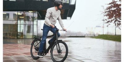 Muž jede na městském elektrokole