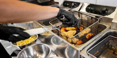 Smažení v oleji v restauraci