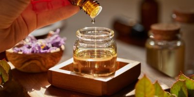 Příprava masážního oleje, květiny a byliny