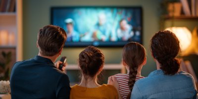 Rodina sleduje televizi