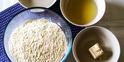 Mouka, droždí a olej v miskách