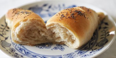 Rozpůlený rohlík na talířku