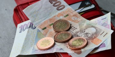 České peníze leží na peněžence