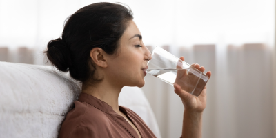 Žena pije vodu ze sklenice