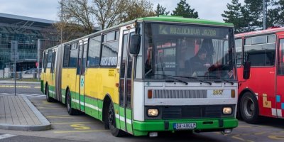 Bílo-žluto-zelený autobus Karosa