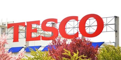 Obchodní dům Tesco – detail na logo na boku budovy