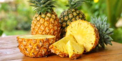 Nakrájený ananas na stole