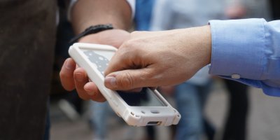 Člověk platí prstenem