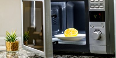Půlka citronu v mikrovlnné troubě