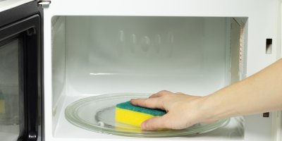 Ukládání houbičky na nádobí do mikrovlnky