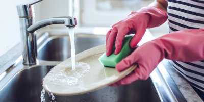 Člověk umývá talíř