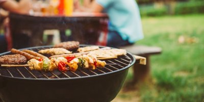 Maso i zelenina se griluje venku