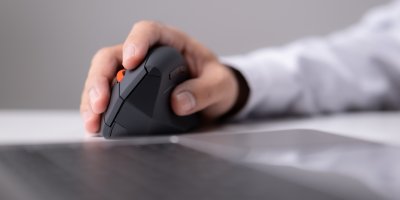 Ergonomická myš v ruce