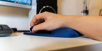 Ergonomická podložka podpírá zápěstí