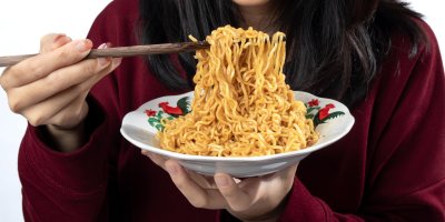 Žena jí instantní nudle